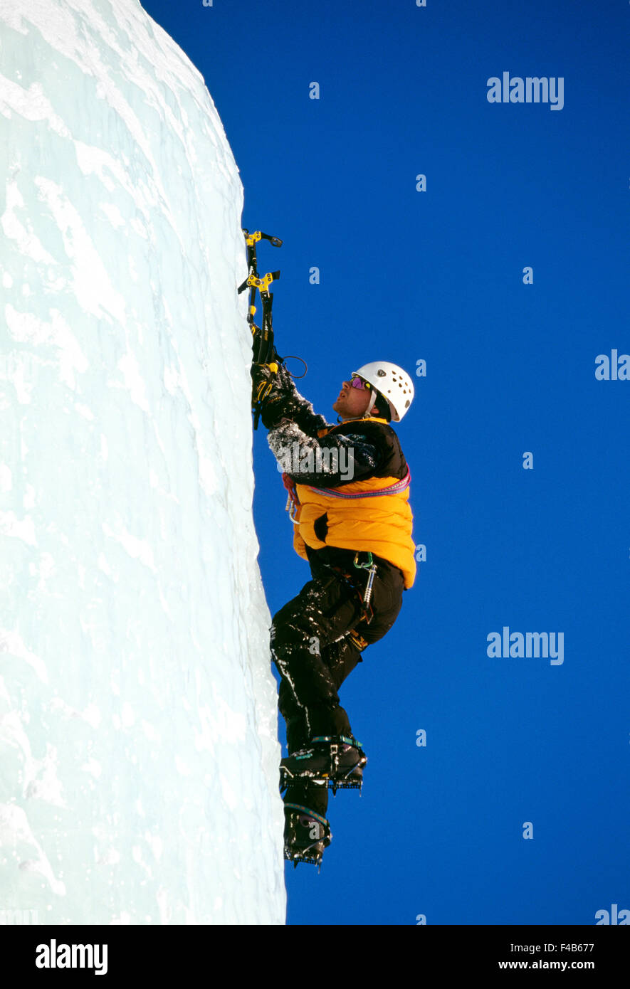 Aktivität Erwachsene Abenteuer nur Ehrgeiz blauer wolkenloser Himmel Farbe Bild Mut Extremsport Helm Eisklettern Eis klettern Stockfoto