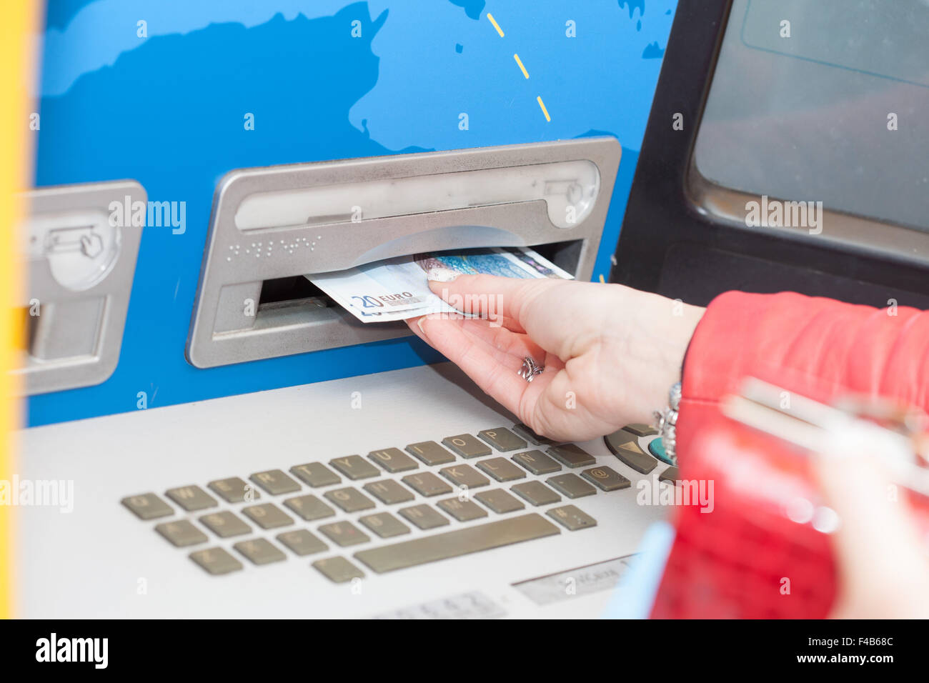 Frau, die Banknoten von einer Bank ATM Stockfoto