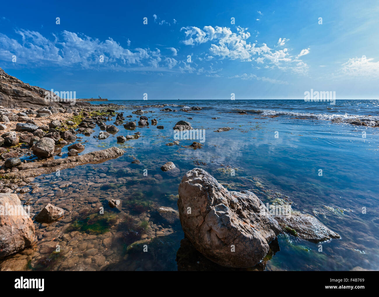 Die Halbinsel Krim, Russland. Nachbarschaften Stadt Sudak. Die nackte Schönheit der wilden Strände von Kap Meganom. Stockfoto