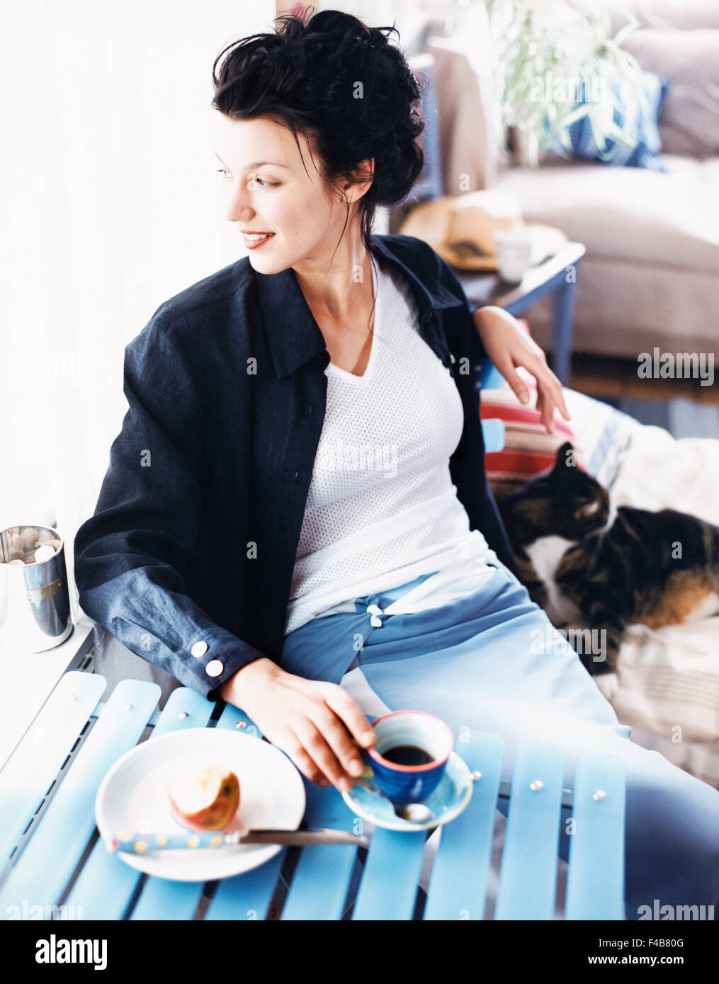 20-24 Jahre Erwachsene nur Katalog 2 Kaffee Kaffee Tasse Farbe Bild Tasse häuslichen Lebens trinken Essen und trinken freundliches glückliches Zuhause Stockfoto
