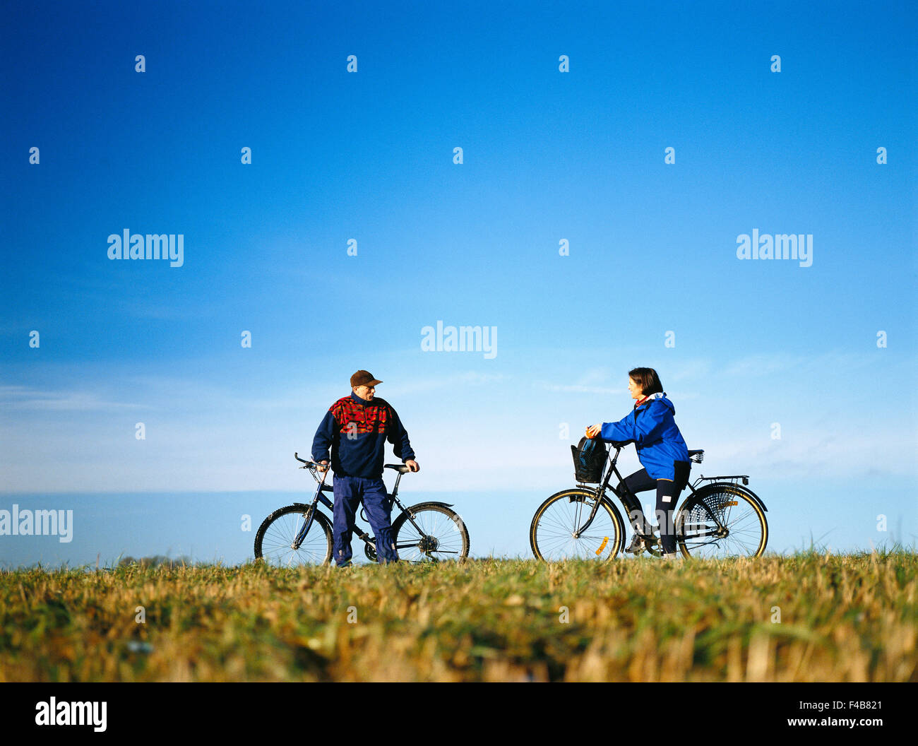 35-39 Jahre 45-49 Jahre Aktivität Erwachsene nur Herbst blau Freizeitkleidung Katalog 2 klaren Himmel Farbe kultiviert Bildfeld Stockfoto