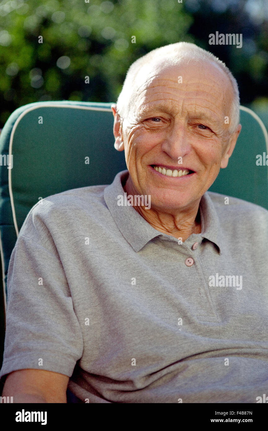 Porträt eines alten Mannes Lächeln auf den Lippen. Stockfoto