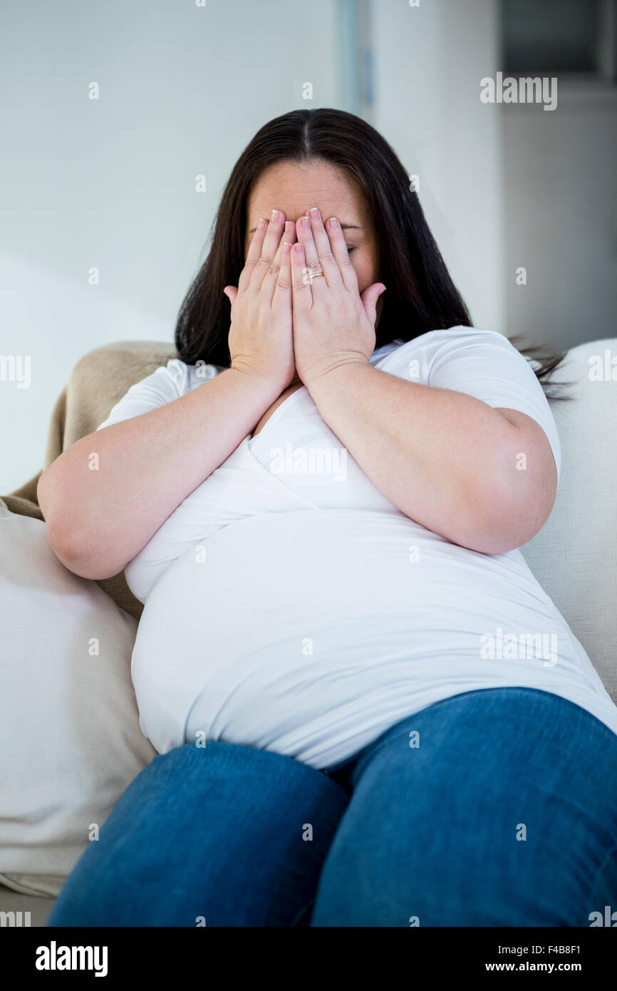 Unglücklich schwangere Frau verbirgt ihr Gesicht Stockfoto