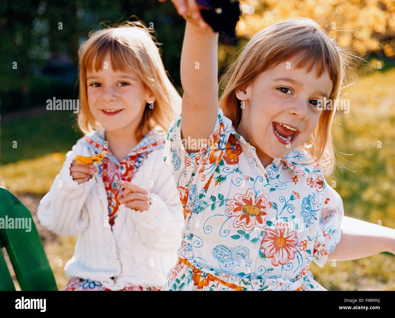Katalog 2 Kinder nur Farbe Bild Grundschulkind Gefühle front Ansicht Mädchen Glück glücklich horizontale lachende betrachten Stockfoto