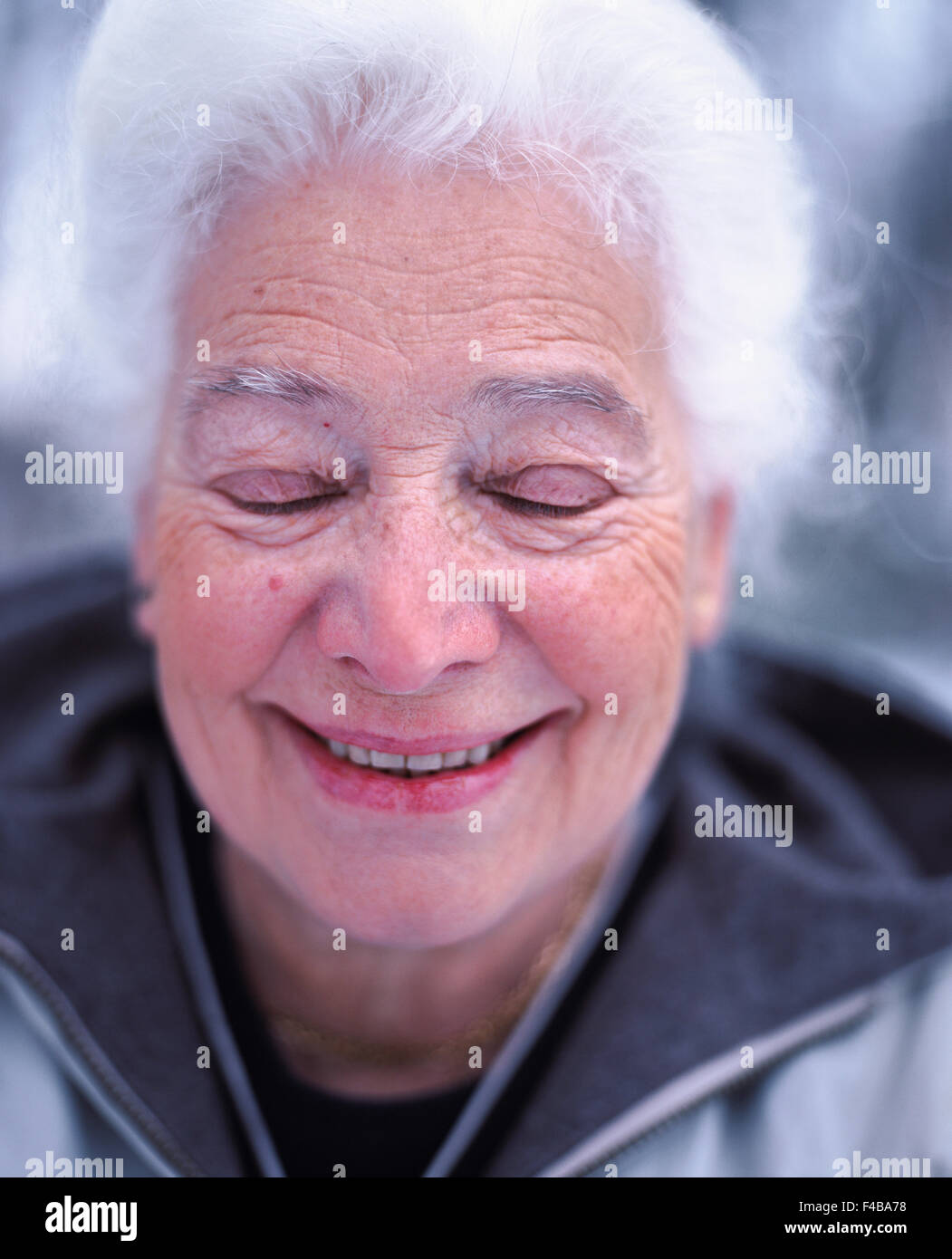 70-74 Jahre 75-79 Jahre Erwachsene nur Bild Seniorin Augen Farbe schließen Gesicht freundlich grauhaarige glücklich lachende alte eine person Stockfoto