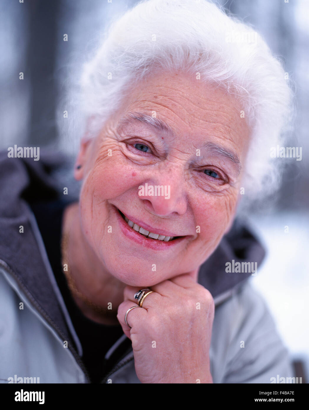 70-74 75-79 Jahre Erwachsene nur Farbe Bild ältere Frau Gesicht freundlich Vorderansicht grauhaarige glücklich Blick in die alte Kamera Stockfoto