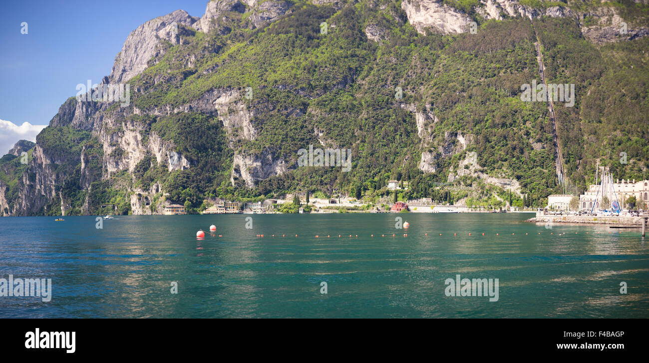 Panoramablick auf den Gardasee in der Nähe von Stadt von Riva del Garda Stockfoto