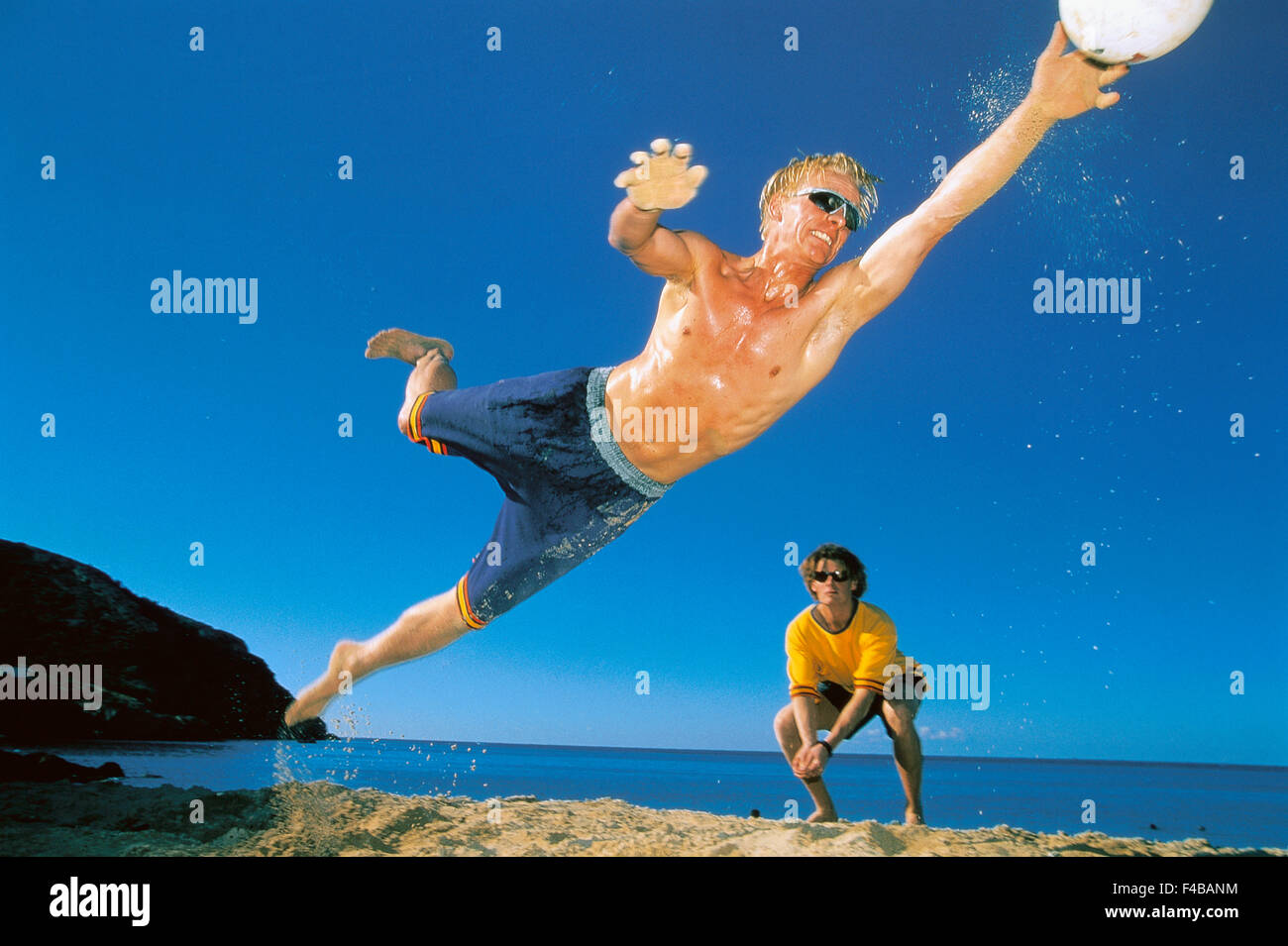 20-24 Jahre ball Aktivität Erwachsene nur Strand Strand Volleyball blond blaue Katalog 2 klaren Himmel Farbe Bild Freunde horizontale Stockfoto