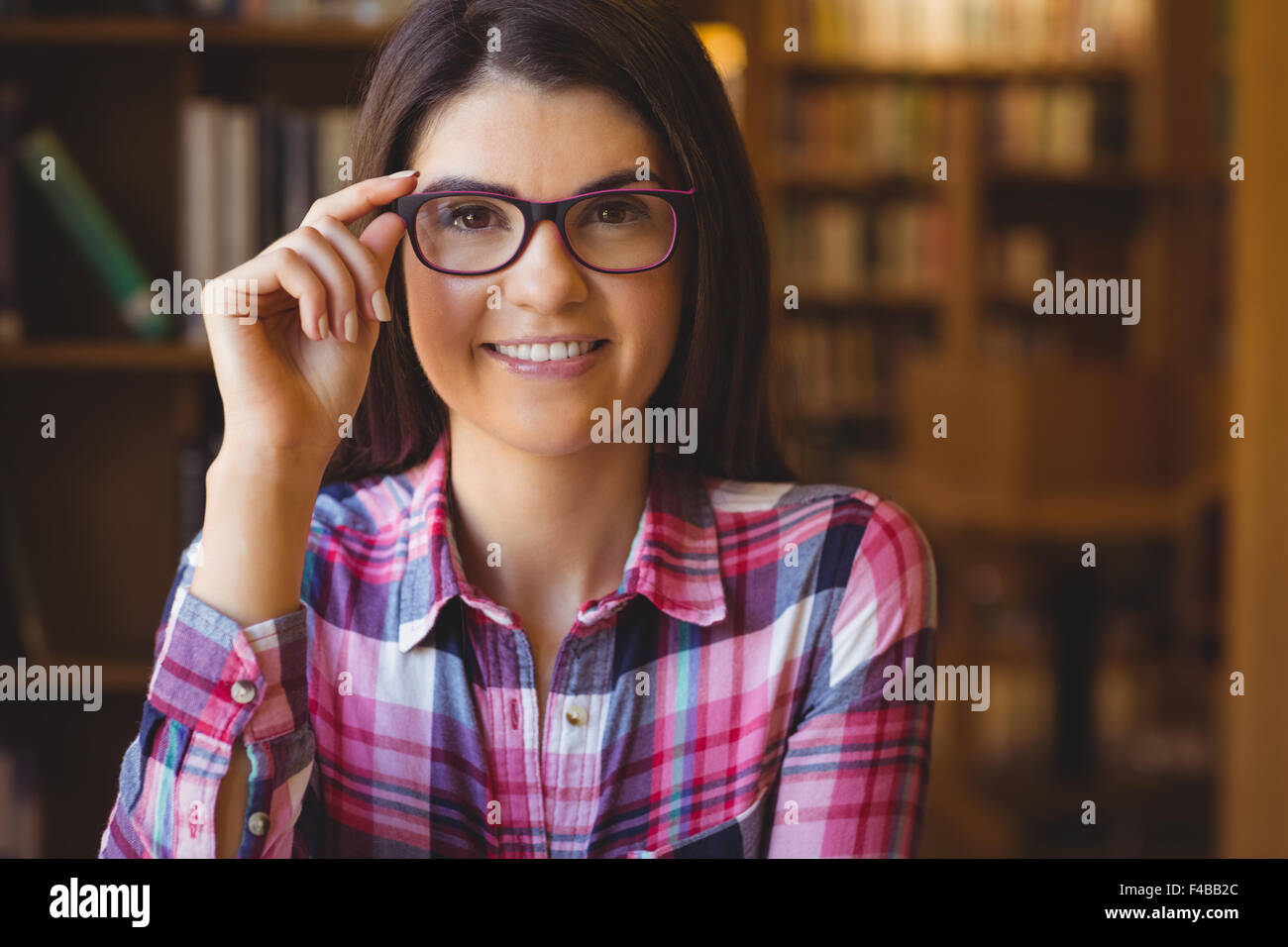 Porträt der glückliche Studentin tragen Brillen Stockfoto