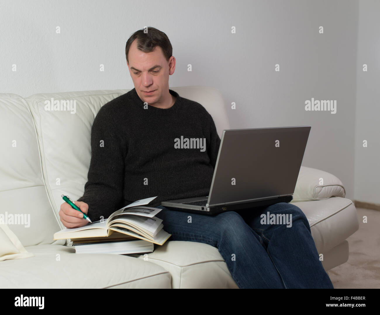 Mann von zu Hause aus studieren Stockfoto