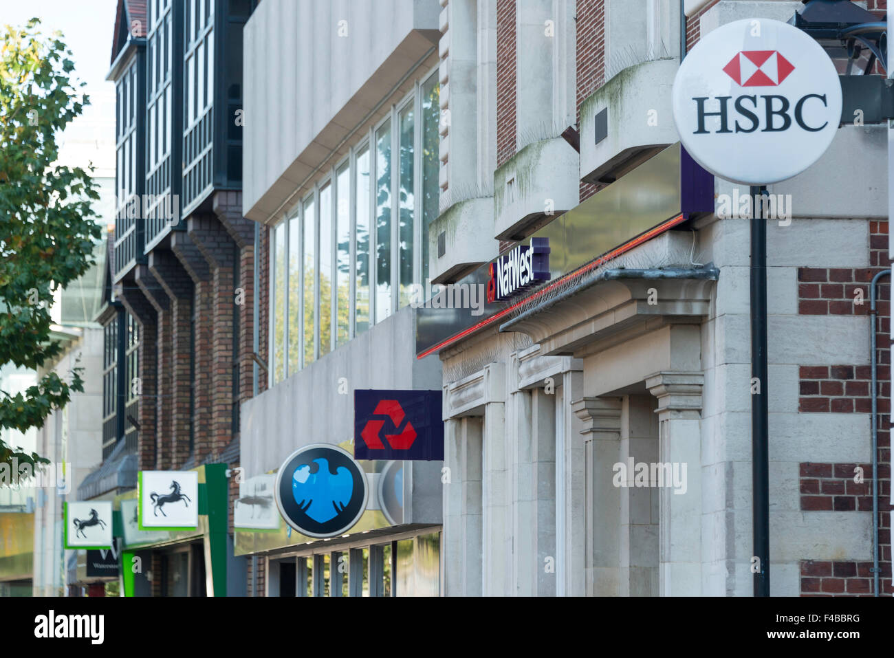 Reihe von Retail Banken, High Street, Staines-upon-Thames, Surrey, England, Vereinigtes Königreich Stockfoto