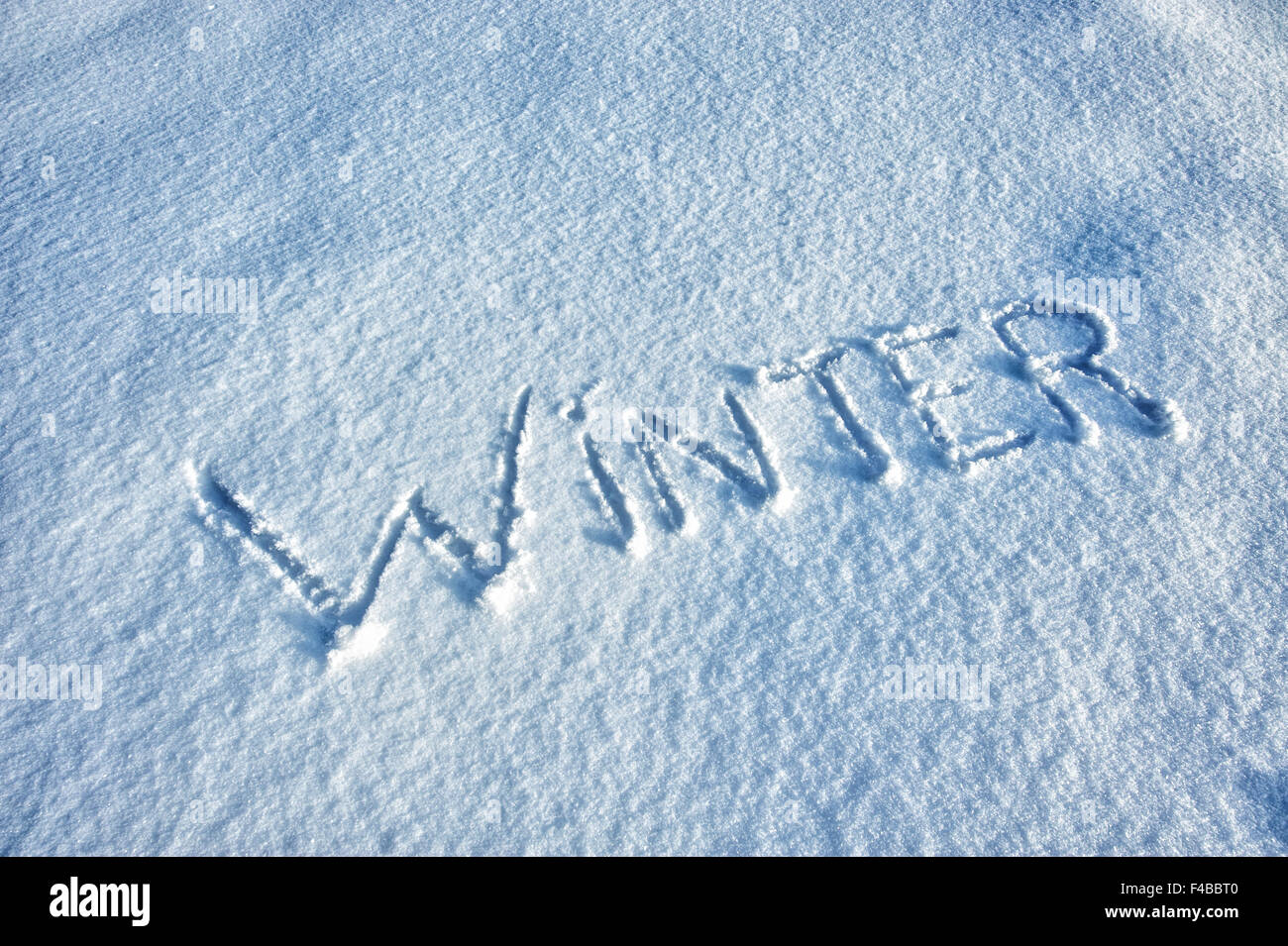 Wort-Winter im Schnee geschrieben Stockfoto