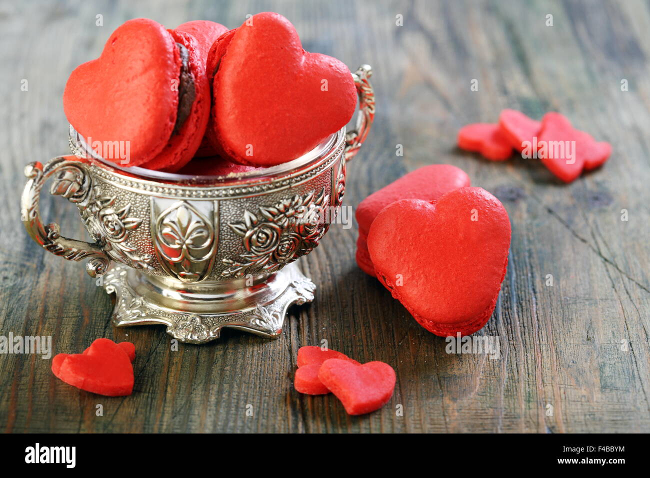 Marzipan-Herzen und rote Makronen. Stockfoto