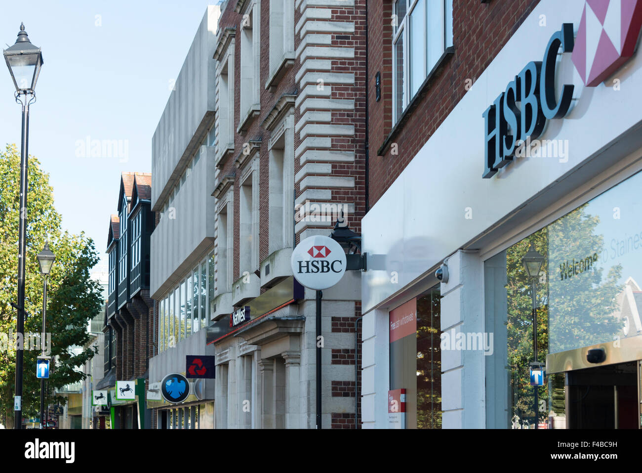 Reihe von Retail Banken, High Street, Staines-upon-Thames, Surrey, England, Vereinigtes Königreich Stockfoto