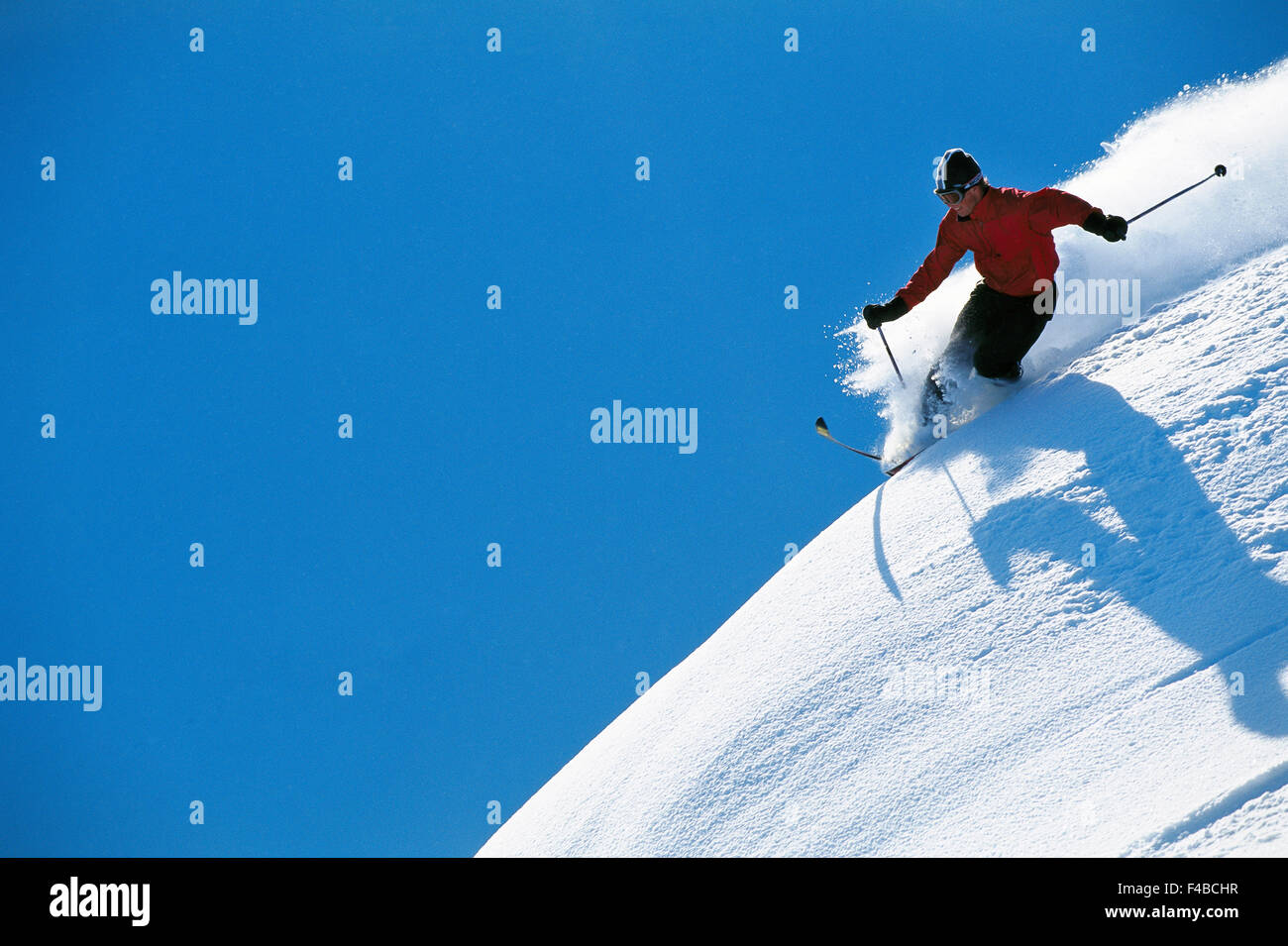 30-34 Jahre Abenteuer Aktivität Erwachsene nur blauen Himmel Farbe Bild Mut downhill Ski horizontale Freizeit lifestyle Stockfoto
