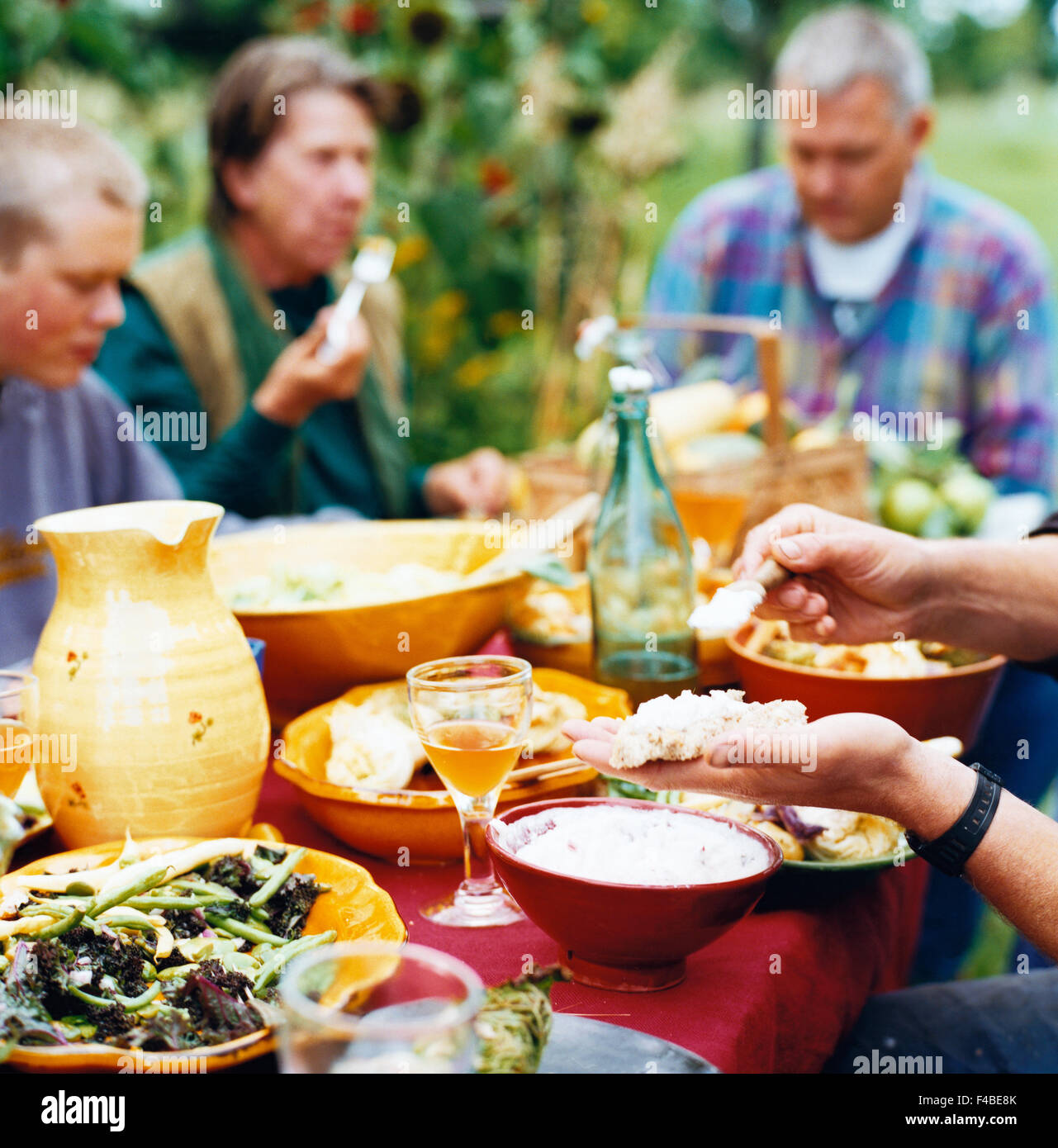 45-49 Jahre Erwachsene nur Flasche Schüssel Katalog 2 Farbe Bild Abendessen trinken Essen Familie Essen und trinken Freunde Garten Stockfoto