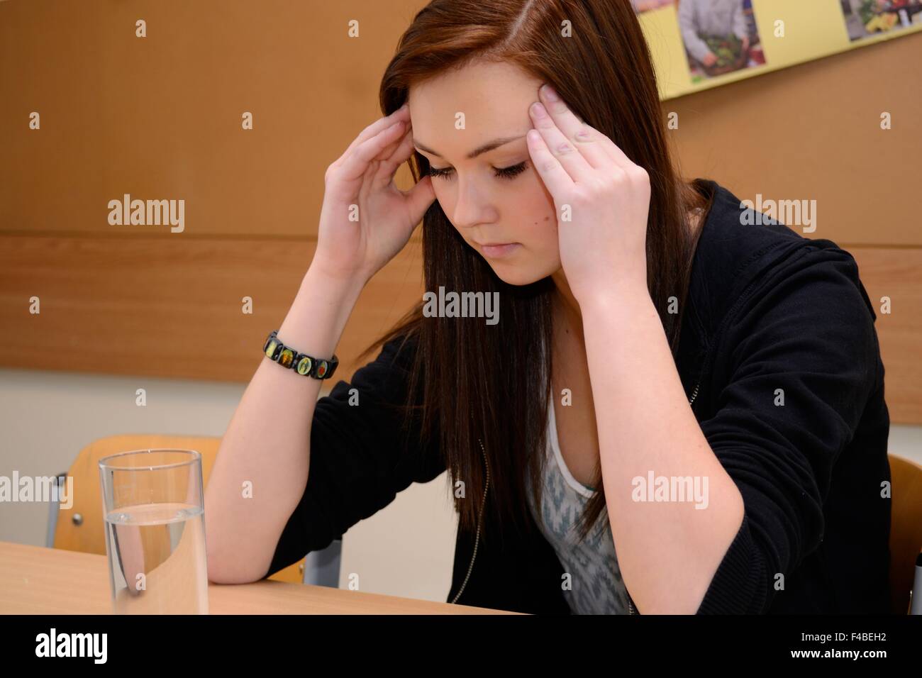 Teenager hat eine starke Kopfschmerzen Stockfoto