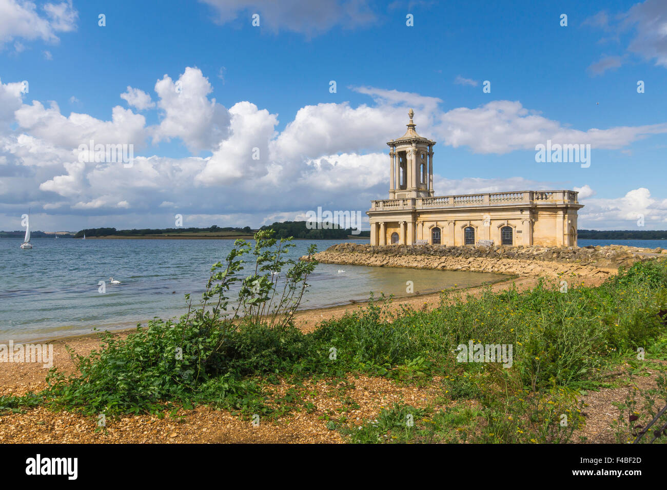 Rutland Wasser-Reservoir und Kirche Stockfoto