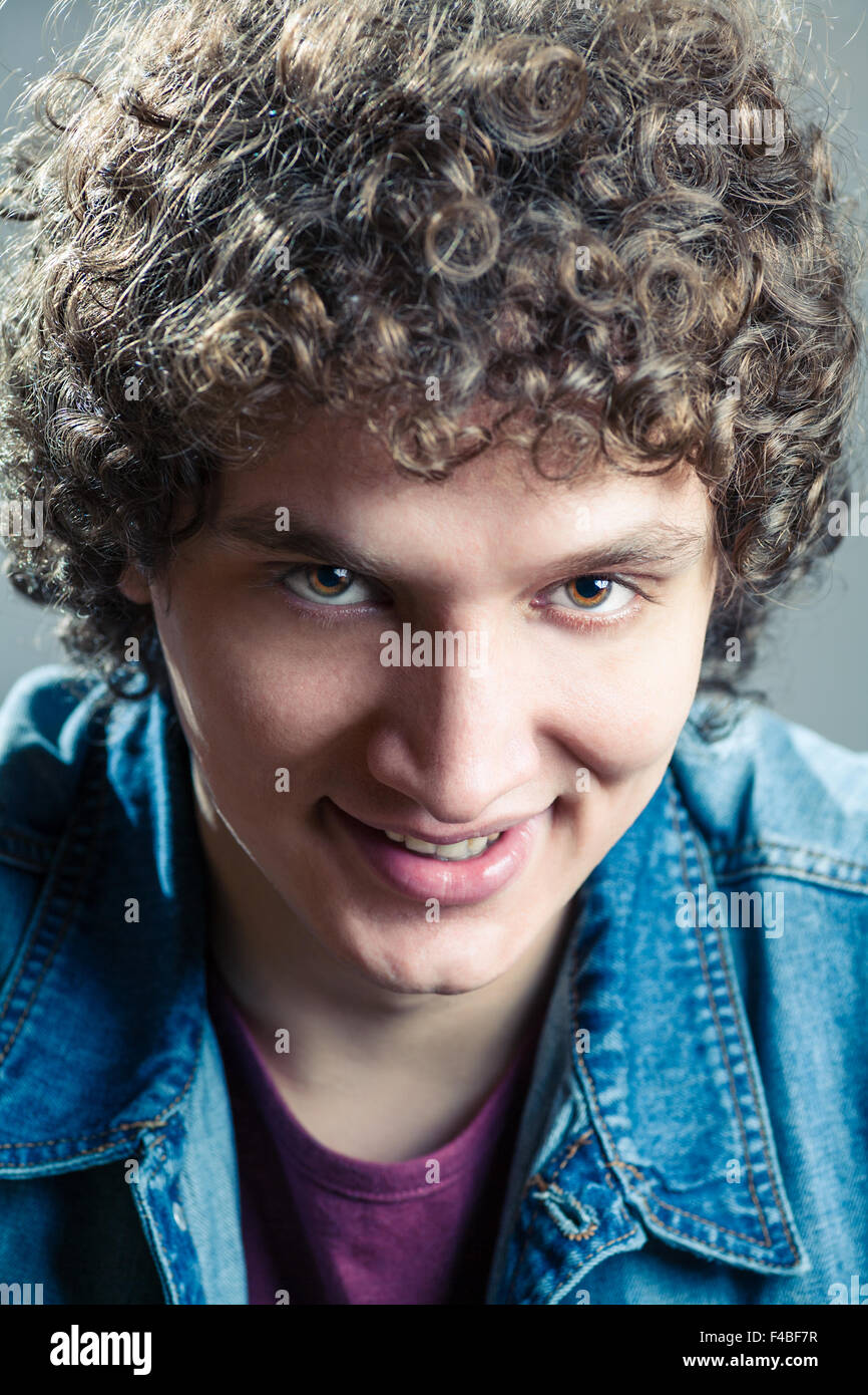 Lächelnder Mann mit lockigen Haaren closeup Stockfoto