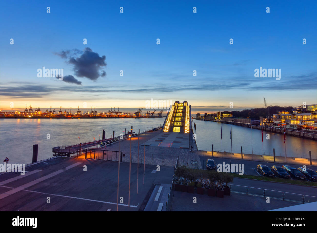 Hamburger Hafen nach Sonnenuntergang Stockfoto