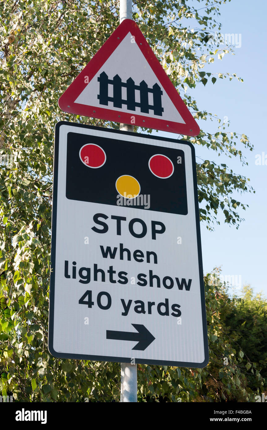 Eisenbahn-Kreuzung-Stop-Schild am Datchet Bahnhof Datchet, Berkshire, England, Vereinigtes Königreich Stockfoto