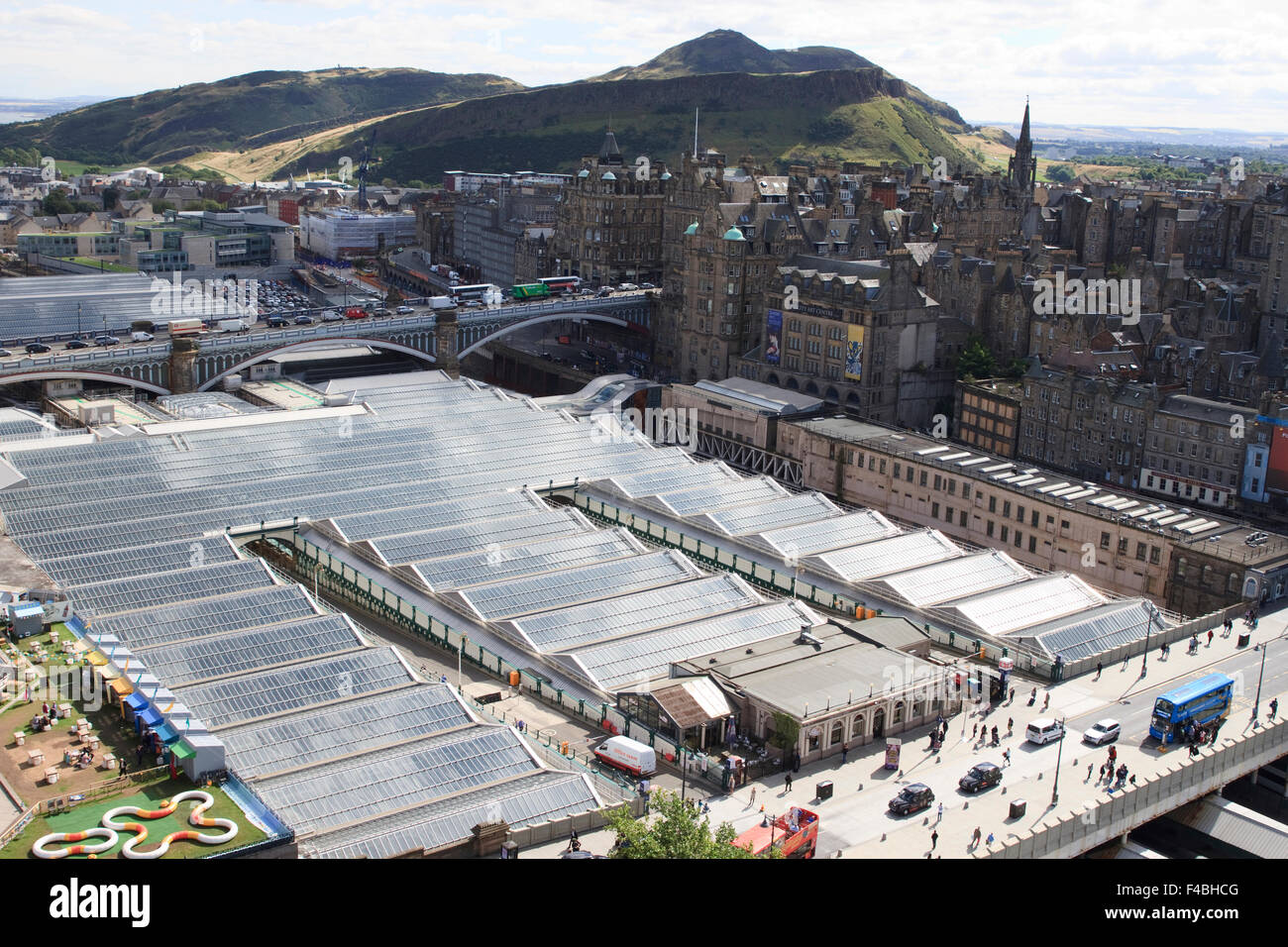 Edinburgh Waverley Bahnhof aus das Scott Monument in Princes Street Gardens, Edinburgh, Schottland. Stockfoto