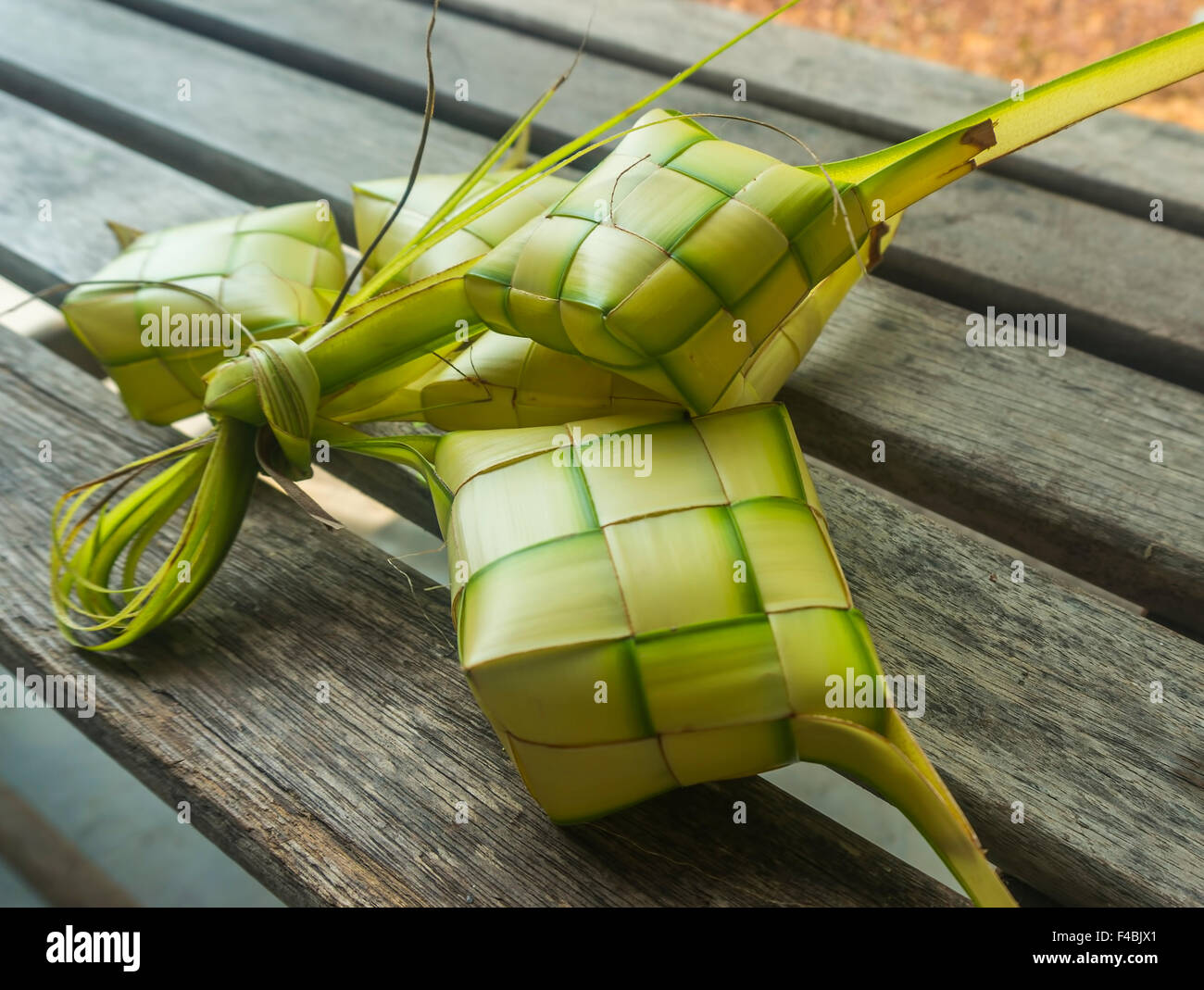 Ketupat verziehen aus Kokosnussblättern für Feiern malaiischen Volksfest Stockfoto