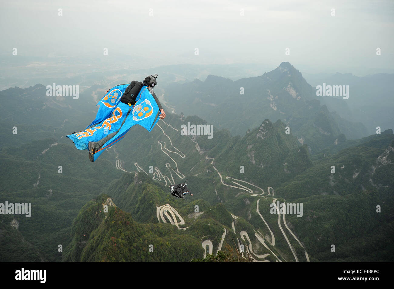 Zhangjiajie, Hunan, CHN. 13. Oktober 2015. Zhangjiajie, CHINA - 13. Oktober 2015: (Nur zur redaktionellen Verwendung. CHINA aus) das vierte Welt Red Bull Wingsuit Fliegen Turnier findet vom Oktober 16 bis 18 in Zhangjiajie Hunan. Spieler hatten einen Versuch am 13. Oktober. © SIPA Asien/ZUMA Draht/Alamy Live-Nachrichten Stockfoto