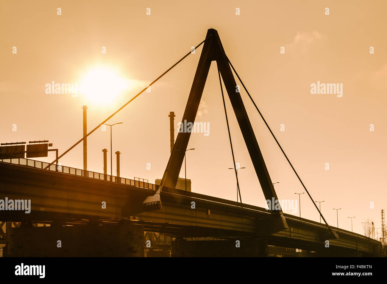 Moderne Brücke am späten Nachmittag Stockfoto