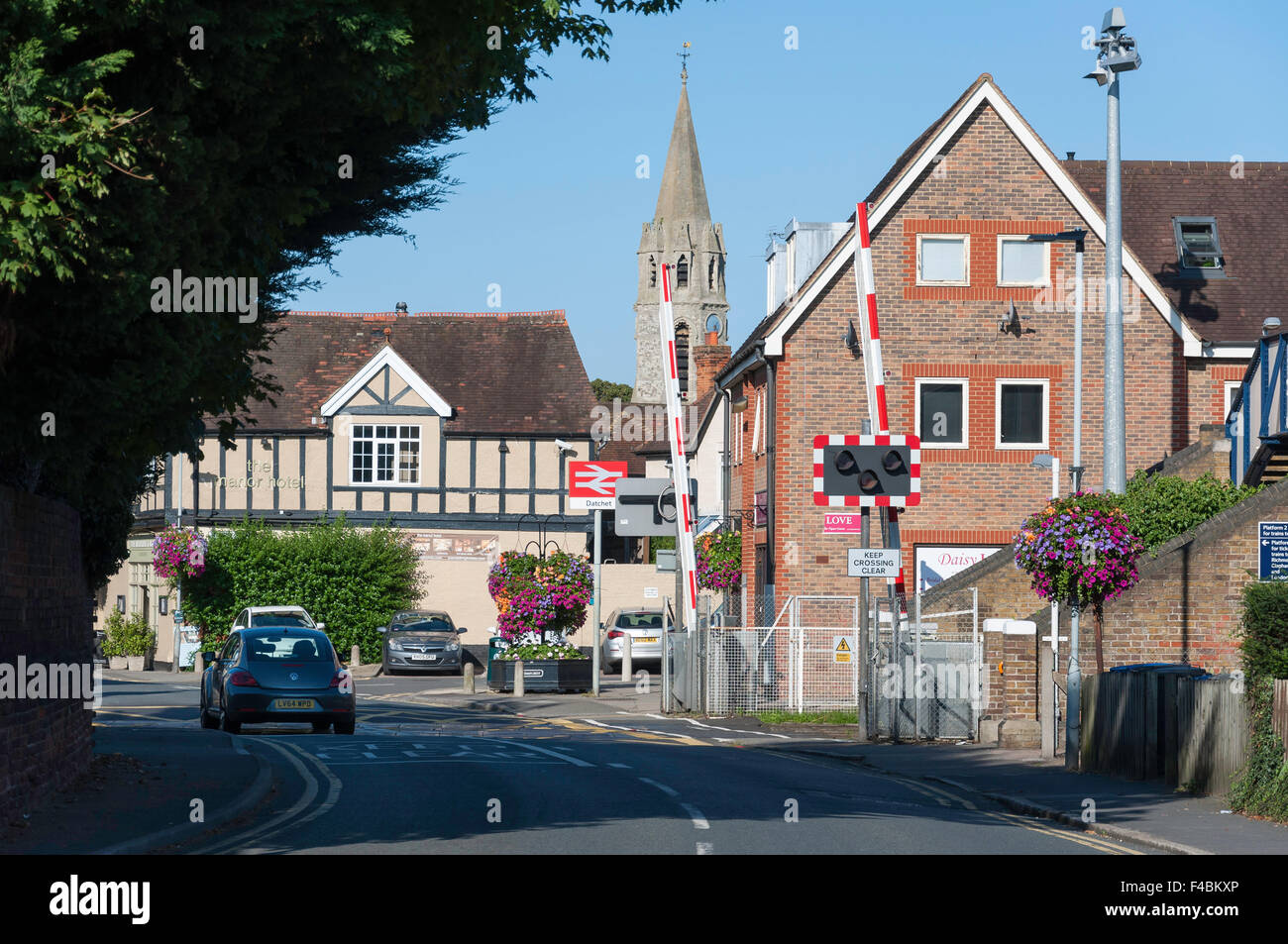 Bahnübergang am Bahnhof Datchet, High Street, Datchet, Berkshire, England, Vereinigtes Königreich Stockfoto