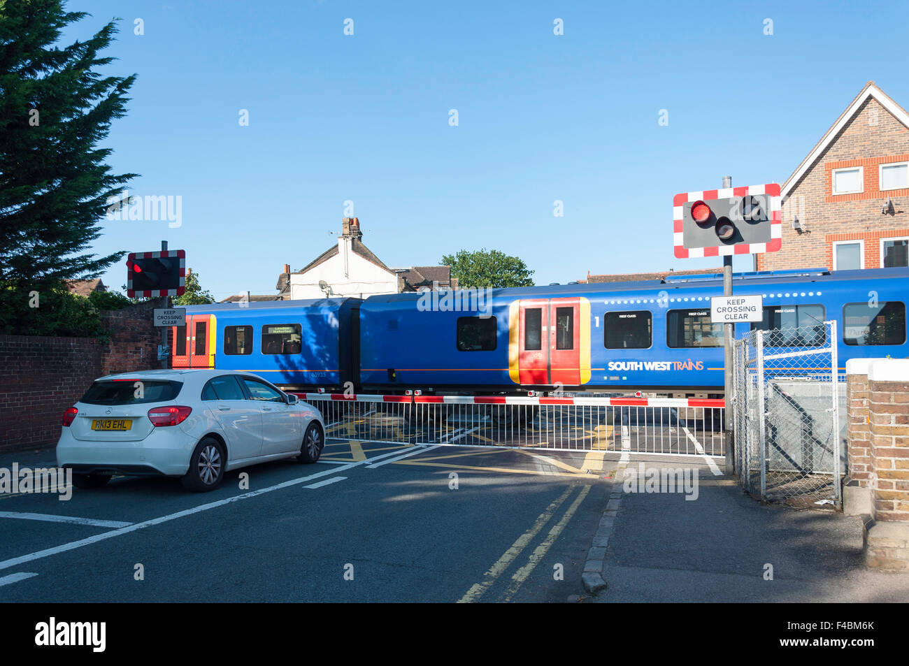Eisenbahn Kreuzung Barrieren arbeiten bei Datchet Bahnhof, High Street, Datchet, Berkshire, England, Vereinigtes Königreich Stockfoto
