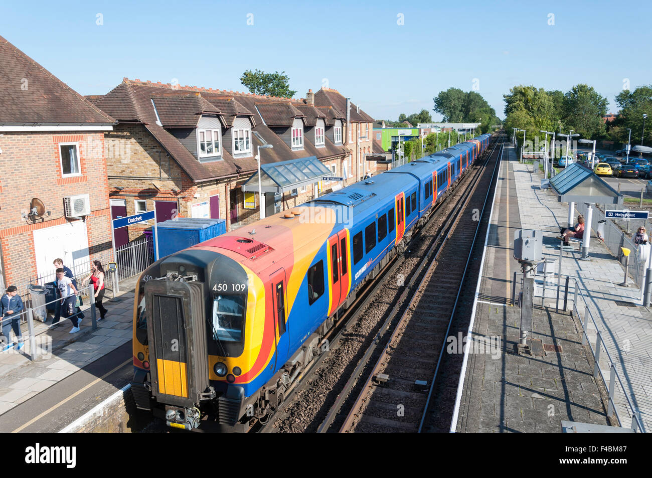 Südwesten Zug am Bahnhof Datchet, High Street, Datchet, Berkshire, England, Vereinigtes Königreich Stockfoto