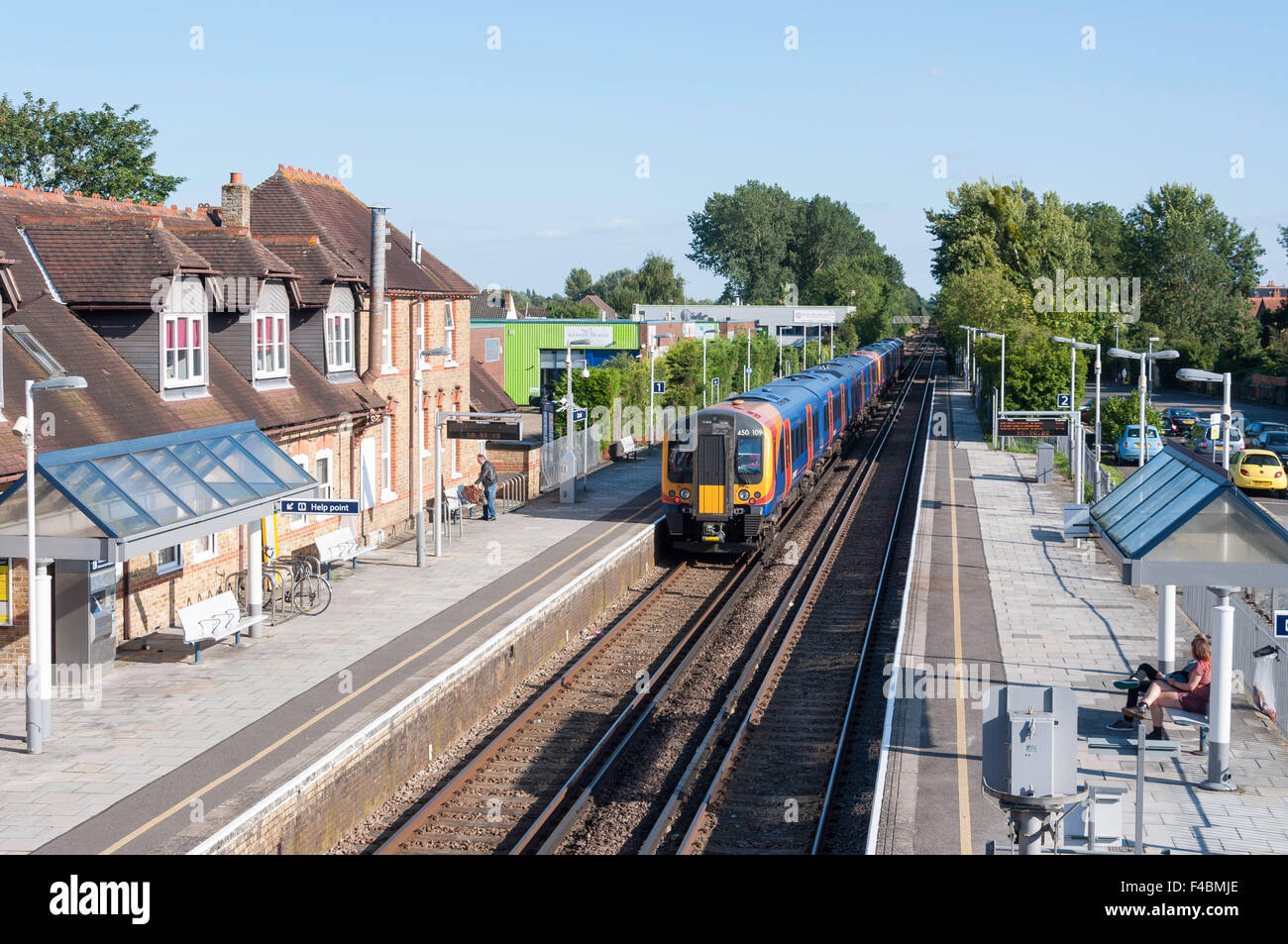Südwesten trainieren sich nähernden Datchet Bahnhof, High Street, Datchet, Berkshire, England, Vereinigtes Königreich Stockfoto