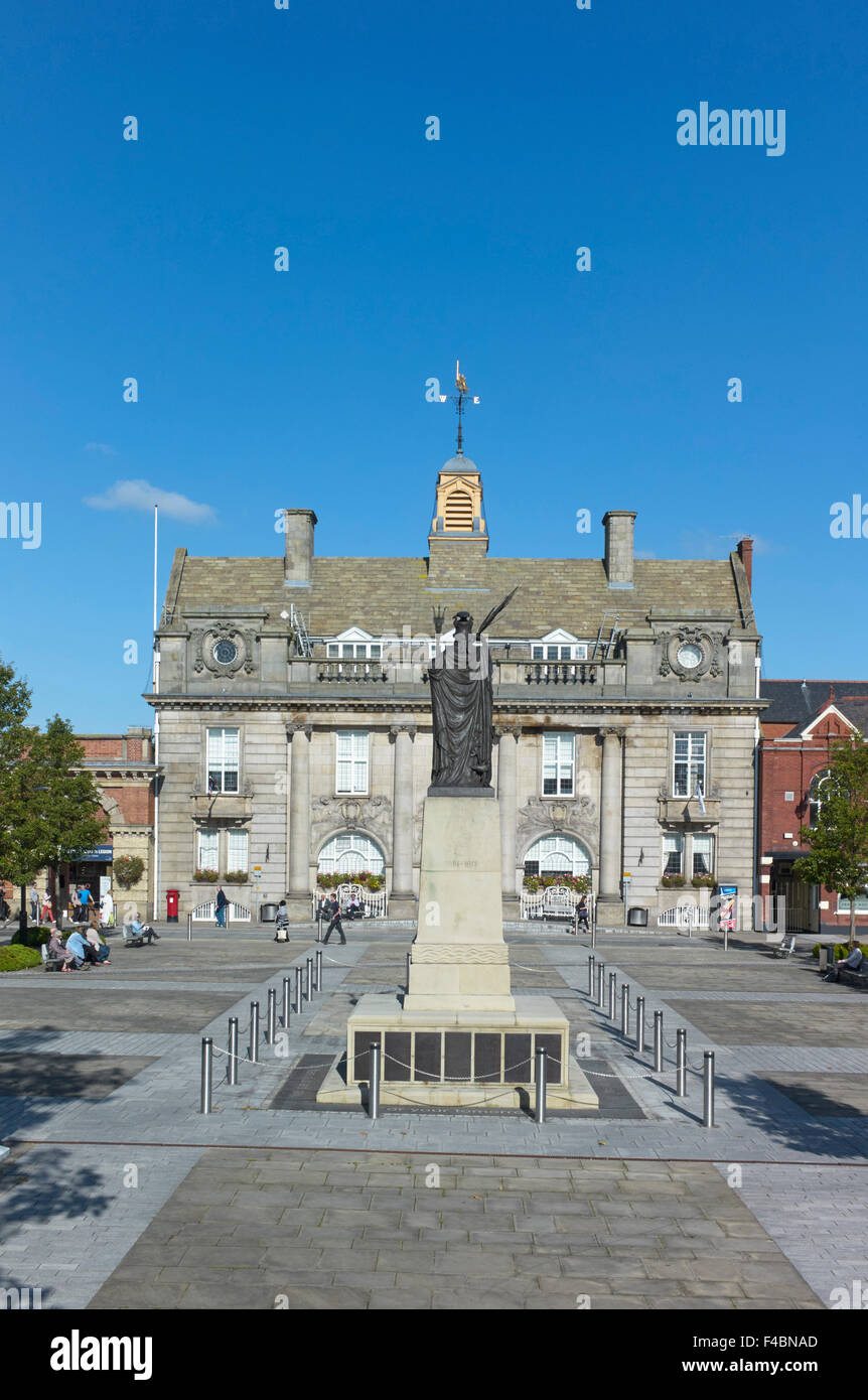 Rathaus von Crewe und Kriegerdenkmal Stockfoto