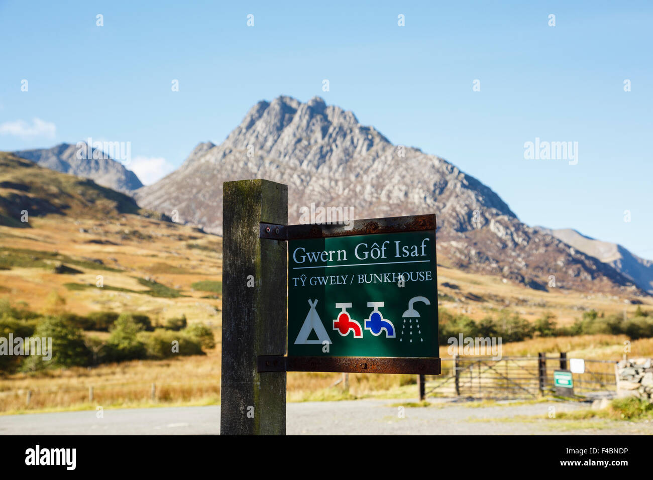 Am Straßenrand Schild am Eingang der Gwern Gof Isaf Campingplatz und Bunkhouse unter Mt Tryfan in Snowdonia National Park (Eryri). Ogwen Valley Wales UK Großbritannien Stockfoto