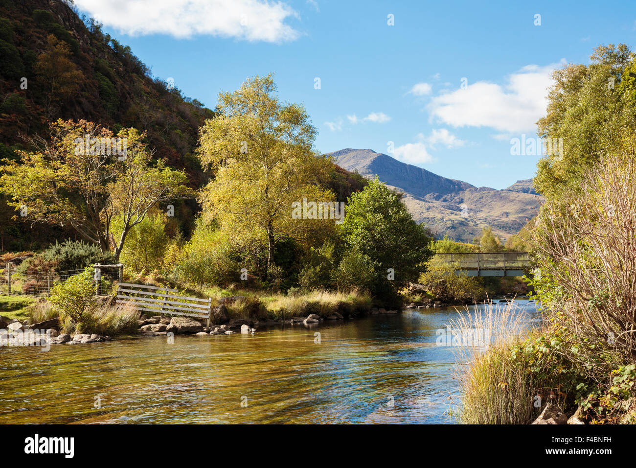 Blick auf die moel Hebog entlang Afon Glaslyn Fluss aus Llyn Dinas See im Herbst in Nant Gwynant, Snowdonia National Park (Eryri), North Wales, UK Stockfoto