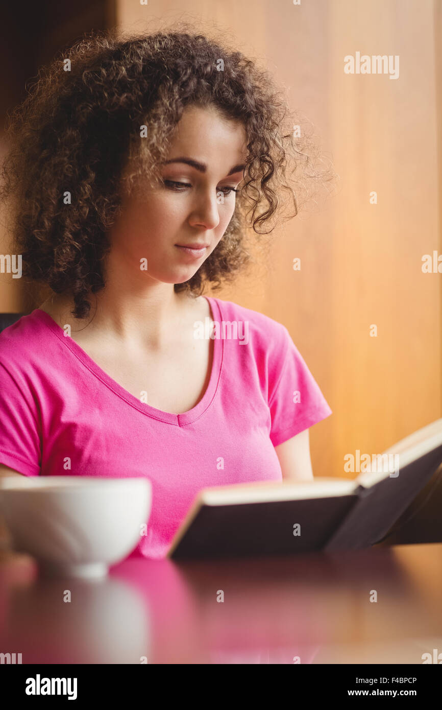 Hübsche Studentin im Café lesen Stockfoto