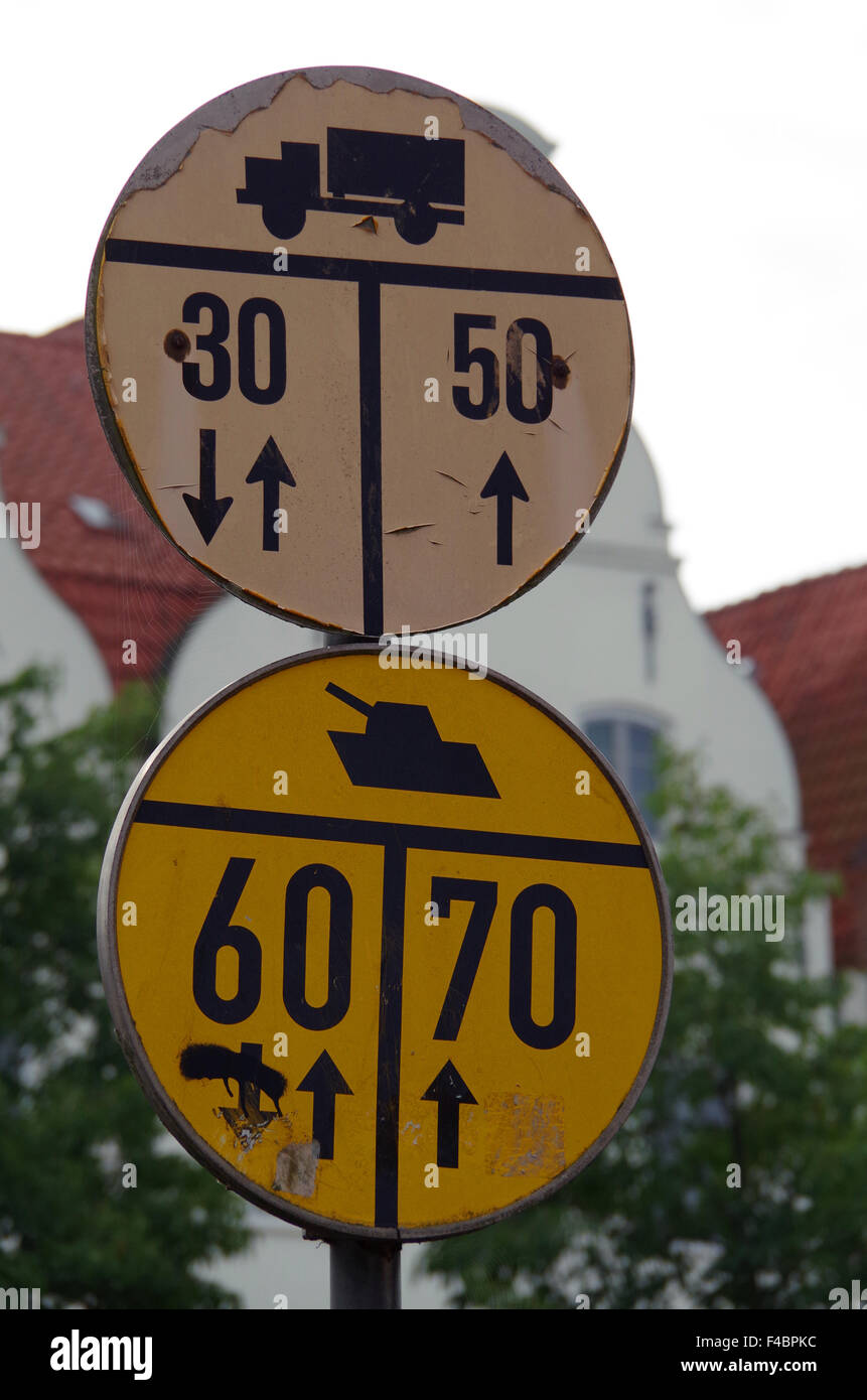Militärische Zeichen anweist Tank und LKW-Fahrer Stockfoto