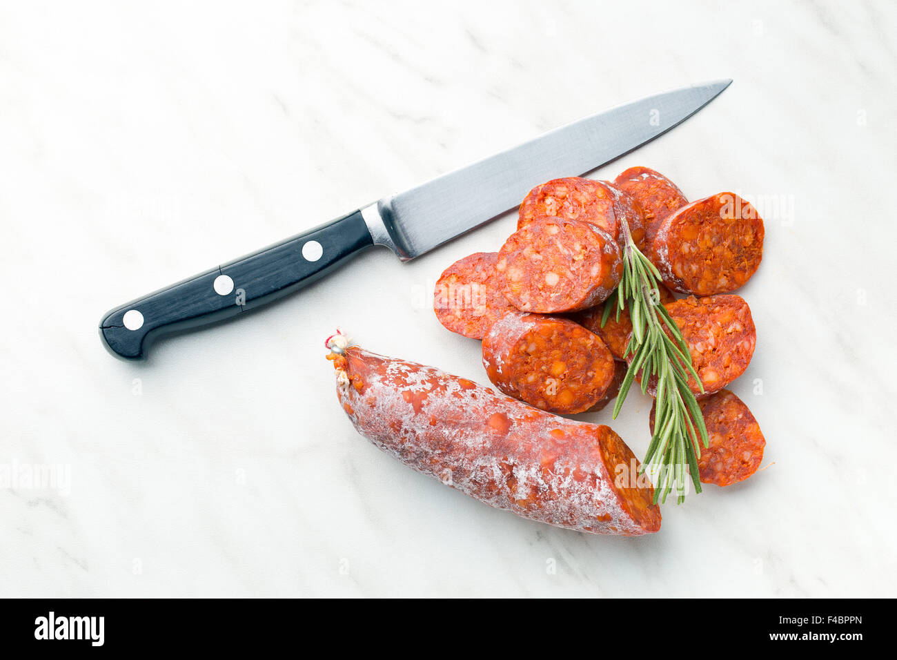 in Scheiben Chorizo-Wurst am Küchentisch Stockfoto