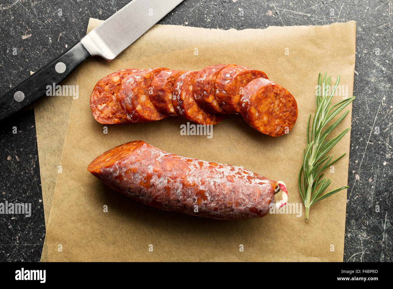 in Scheiben Chorizo Wurst auf alten Küchentisch Stockfoto