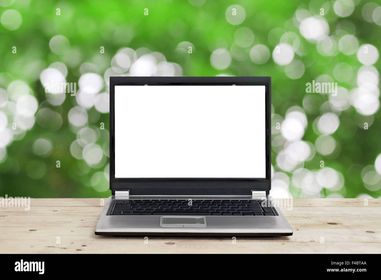 Business Konzeptidee, Laptop mit leeren Bildschirm auf Holztisch mit Natur-Bokeh-Hintergrund Stockfoto