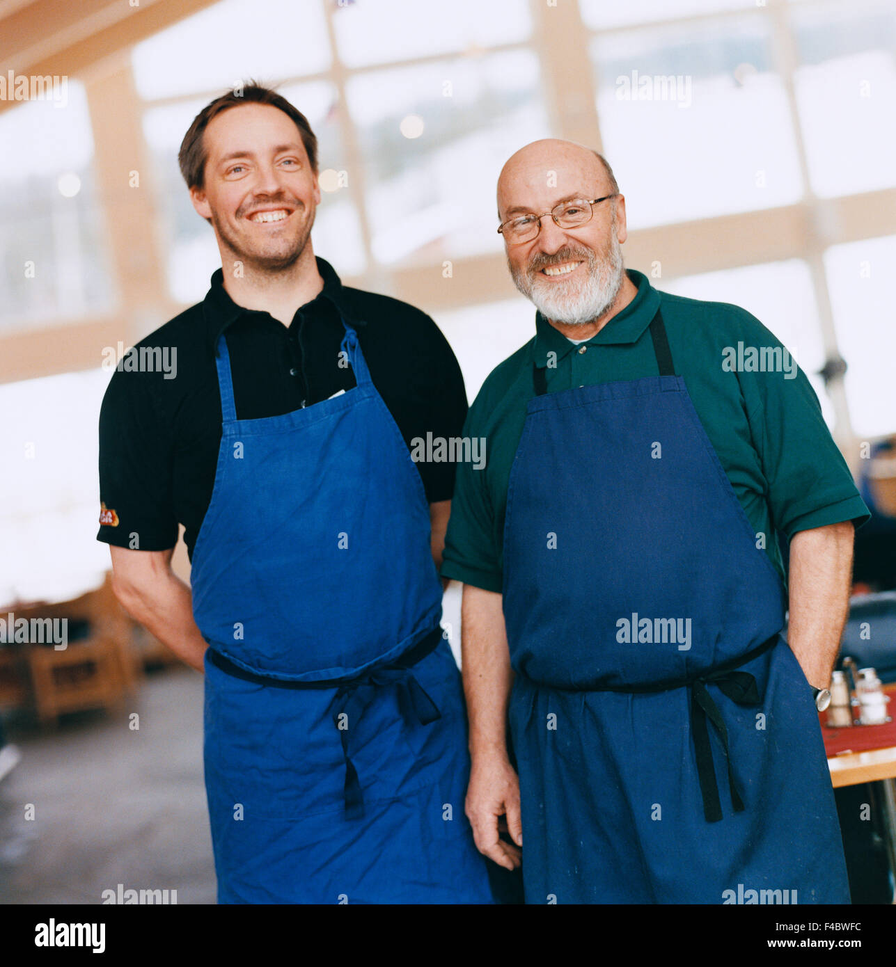 35-39 Jahre 45-49 Jahre Erwachsene nur Schürze Architektur Bart Café Kollegen Farbe Bild Vorderansicht glücklich im Haus innen Stockfoto