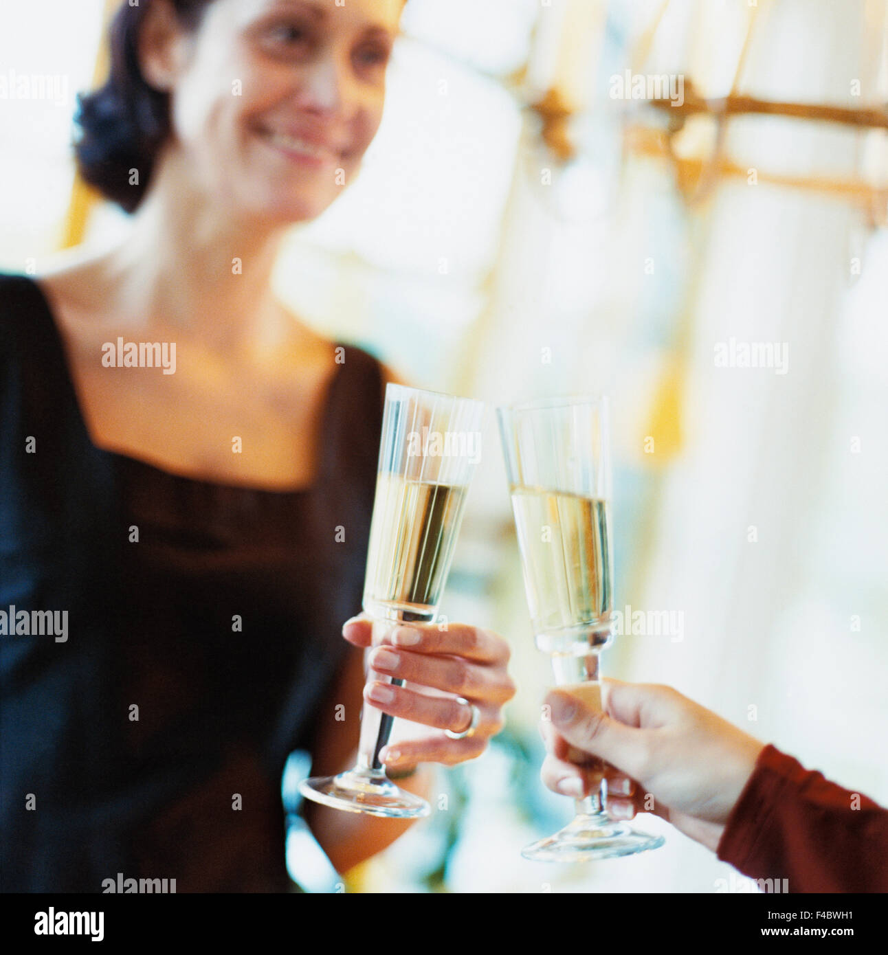 30-34 Jahre Erwachsene nur Brünette Champagner Farbe Bild Trinken Essen und Trinken Glas innen Mitte Erwachsenen Frauen eine Mitte Stockfoto