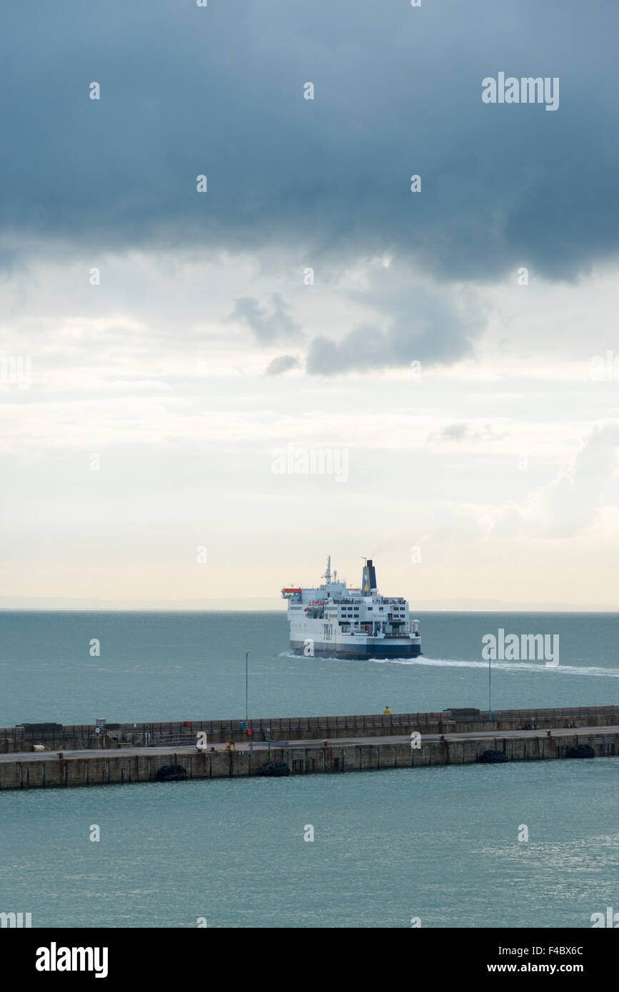 Eine DFDS Seaways Fähren verlassen den Hafen von Dover nach Calais Frankreich den Ärmelkanal zu überqueren Stockfoto