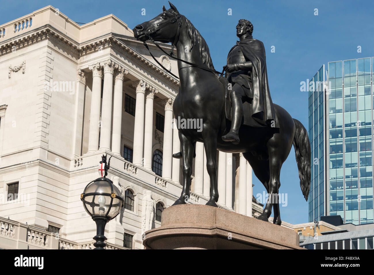 Statue des Herzogs von Wellington und der Bank of England, Threadneedle Street, City of London, London, England, Vereinigtes Königreich Stockfoto