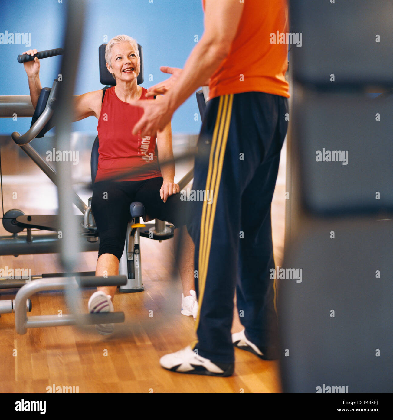 70-74 Jahre 75-79 Jahren Aktivität Erwachsene nur Sportler Bodybuilding Farbe Bild Seniorin Ausübung glücklich Gesundheit Fitness-Studio im Haus Stockfoto