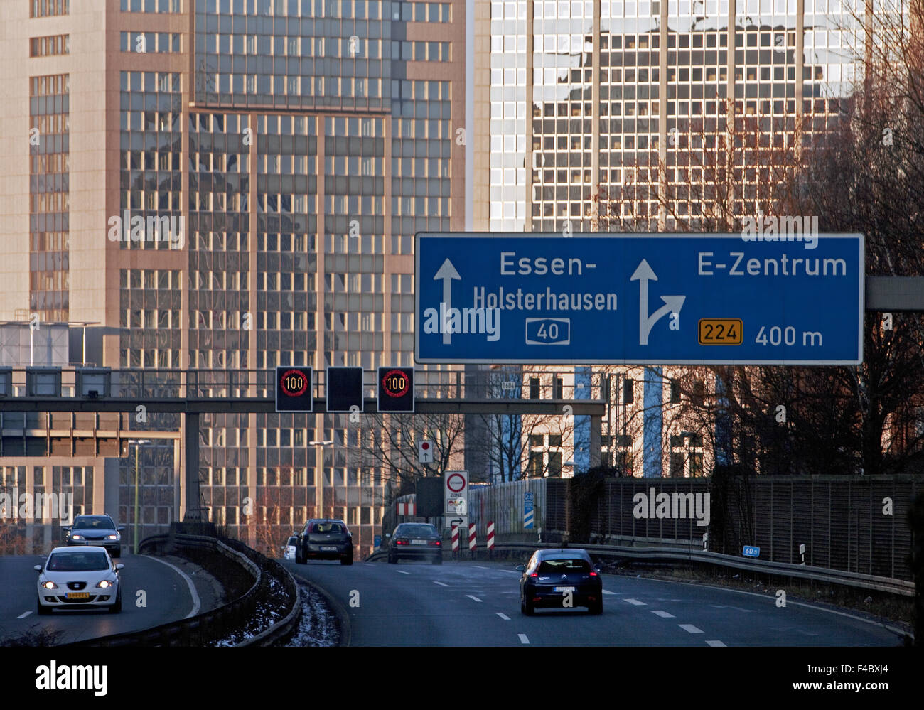 Eine 40 Autobahn mit Skyline, Essen, Deutschland Stockfoto