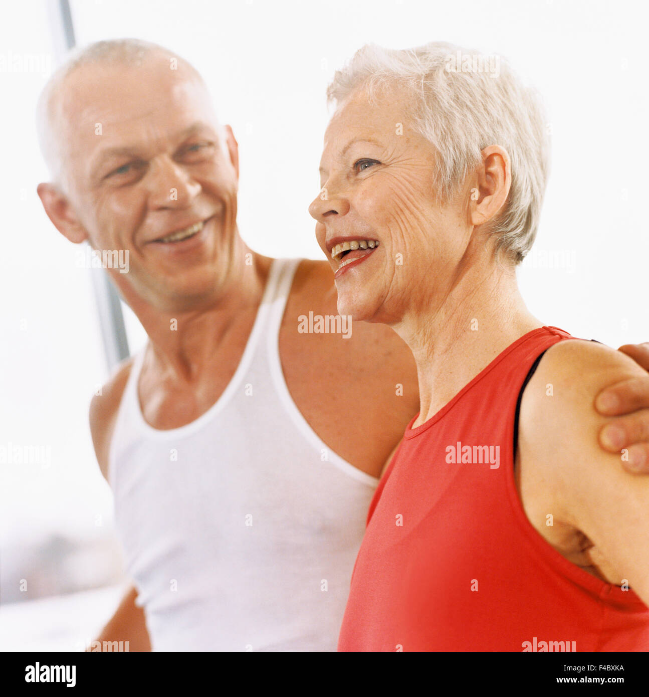 70-74 Jahre 75-79 Jahren Aktivität Erwachsene nur Sportler Bodybuilding Farbe Bild älterer Mann ältere Frau Gefühle Fitness-Studio trainieren Stockfoto