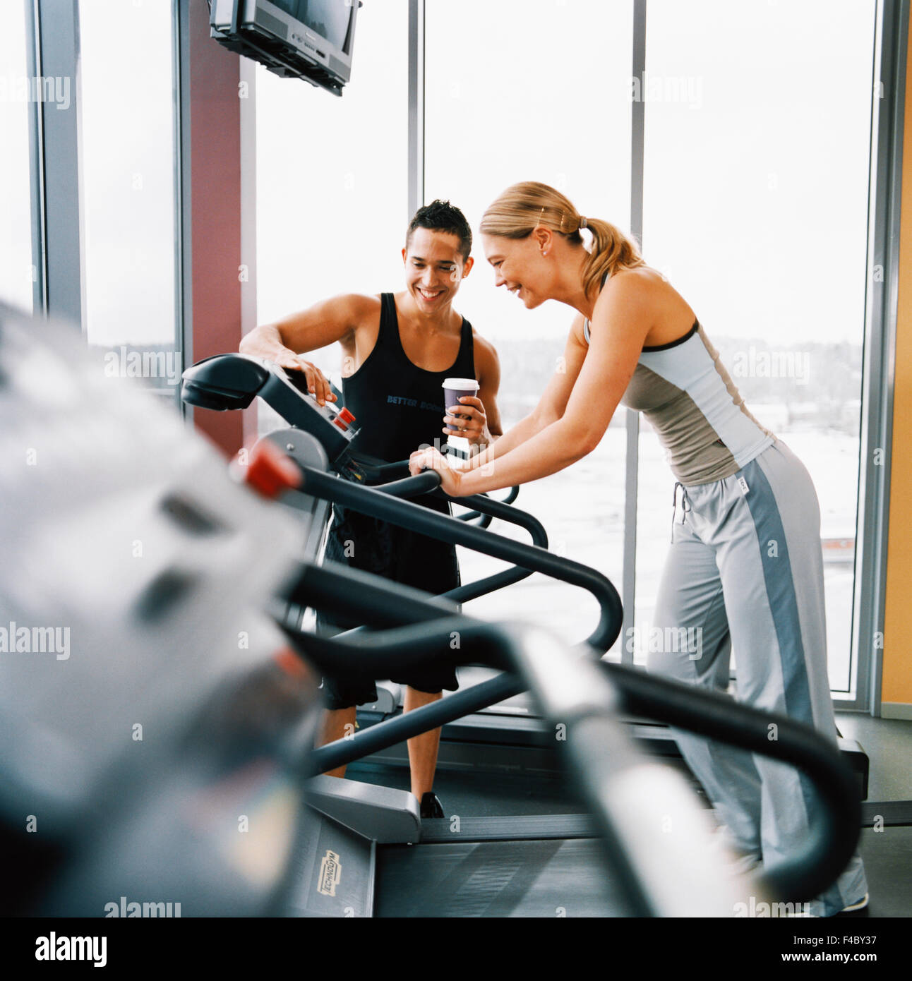 20-24 Jahre Tätigkeit Erwachsene nur Sportler Bodybuilding Farbbild Ausübung Gefühle Turnhalle glücklich Gesundheit drinnen Lachen Freizeit Stockfoto