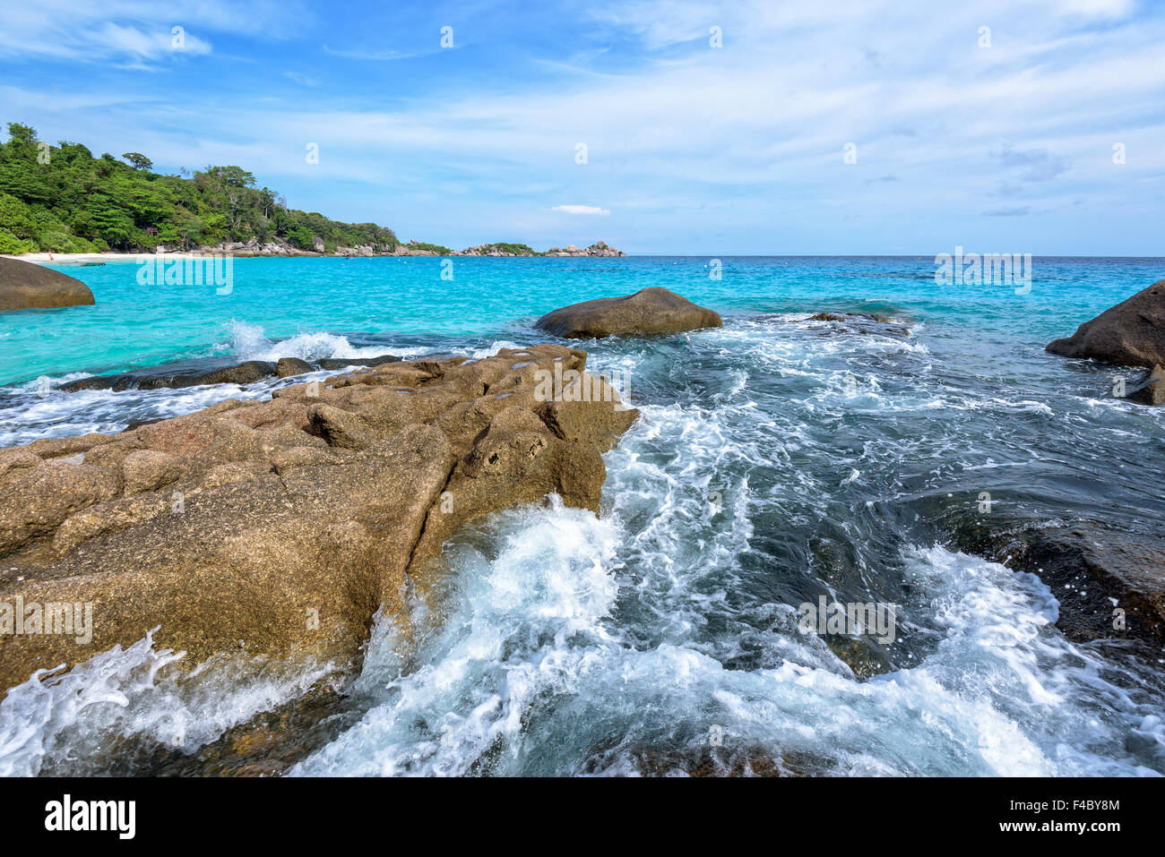 Wunderschöne Landschaft des blauen Himmel Meer und weißen Wellen am Strand in der Nähe der Felsen im Sommer auf der Insel Koh Miang in Mu Ko Similan Stockfoto